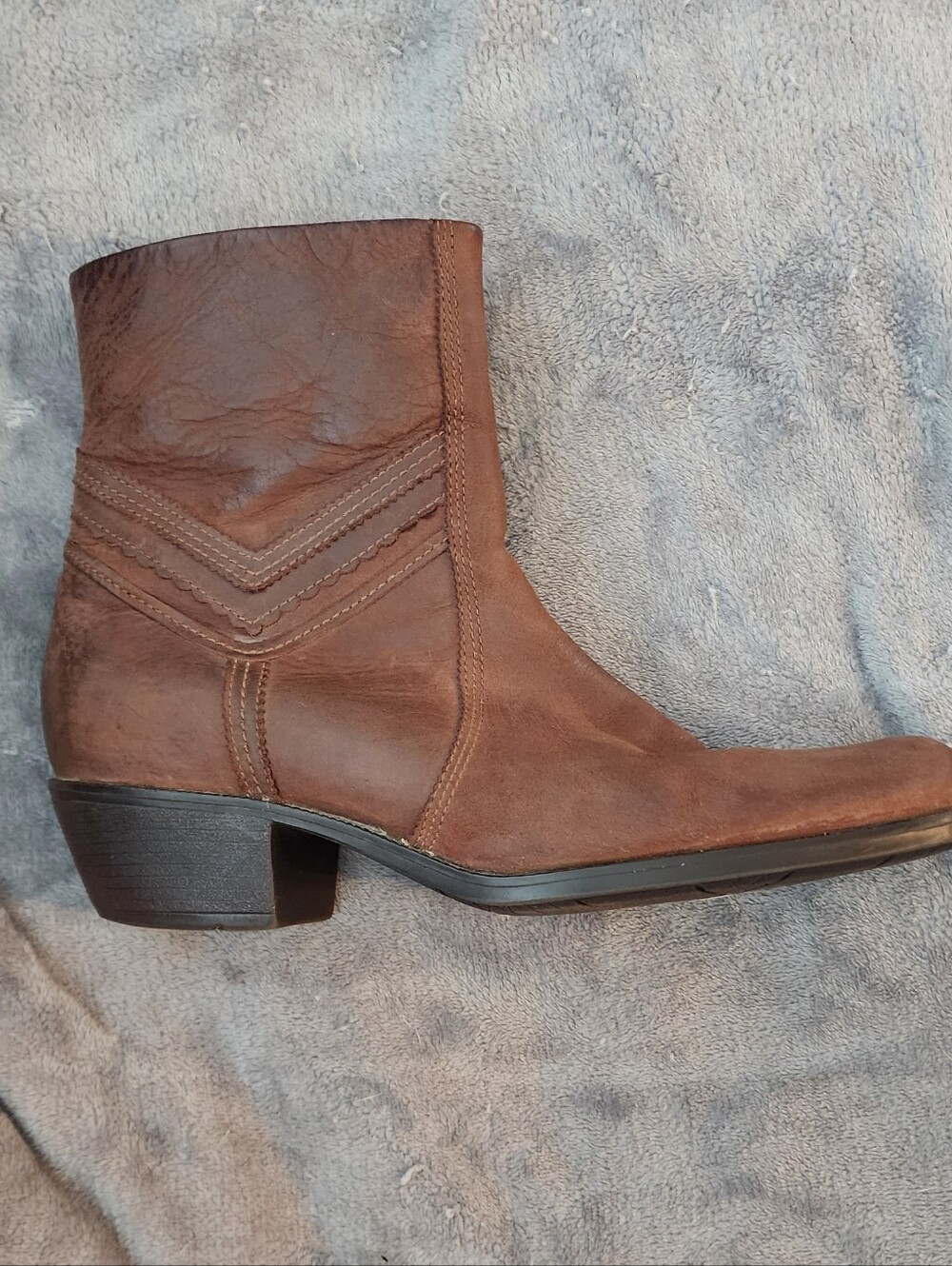 Clarks Artisan Brown Leather Ankle Boots – Size 9.5 – Western Stitch Detail